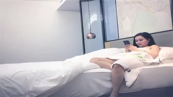 寻花偷拍-大屌魔人高价約了个苗窕贫乳美妆小姐姐大鸡巴看的小姐姐一脸惊恐