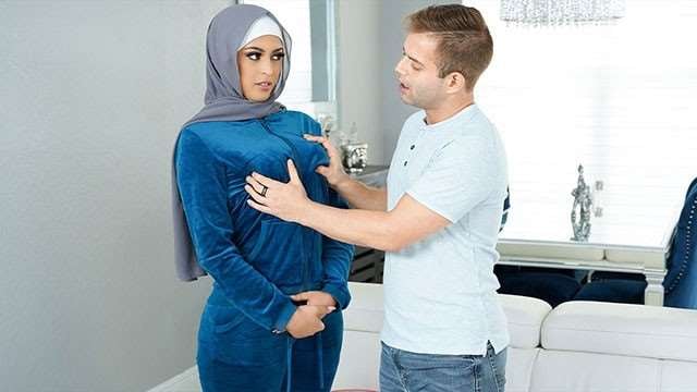 [HijabHookup] 熟女索菲亚头巾滑落，隔壁猛男狂干紧绷骚穴