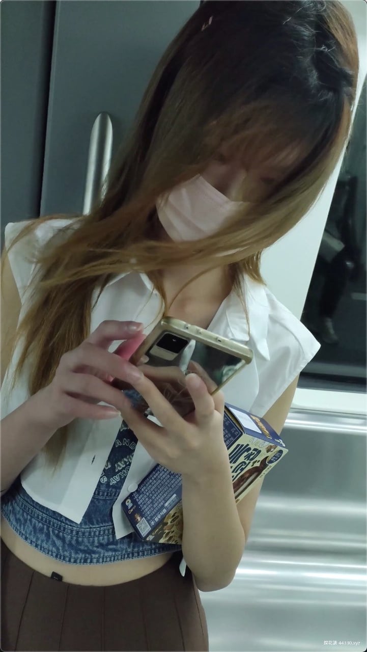 TNKD-993 QDJS地铁上一路跟踪偷拍不穿内裤的小姐姐