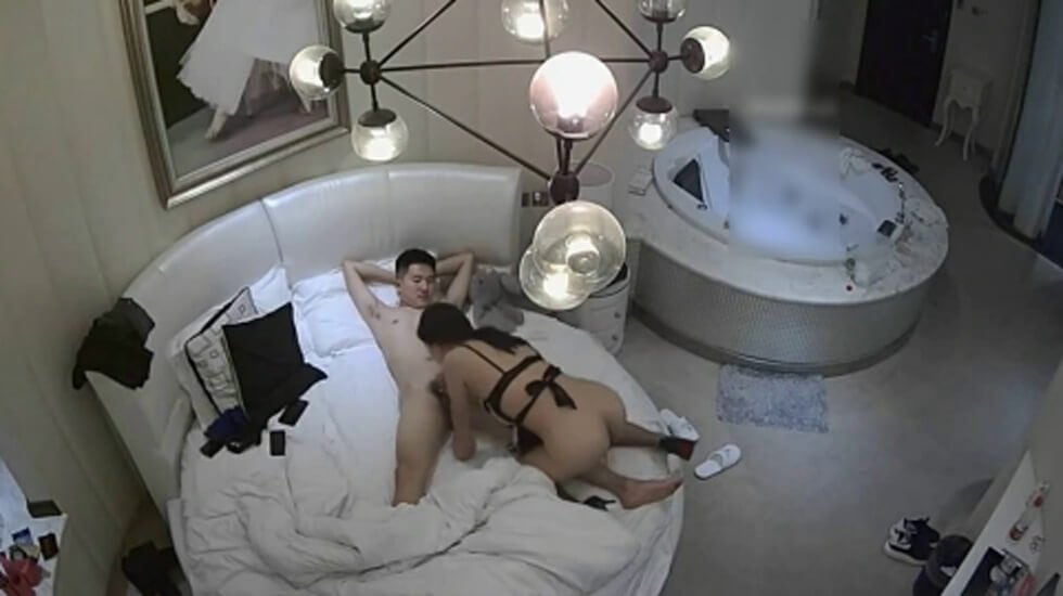 API-830 美女少妇酒店私会情人说我不能来见你,一见你就干这事换性感情趣装操临走时又被干一次