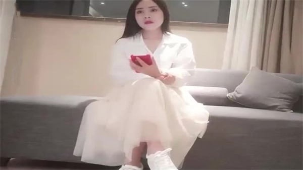 寻花约了个白色长裙纹身妹子酒店啪啪