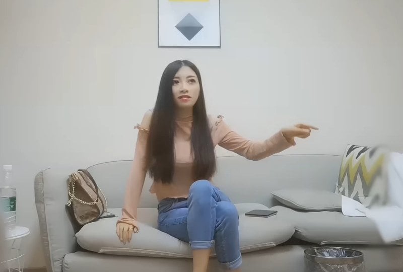 RQY-752 约了个牛仔裤妹子，近距离特写掰穴椅子上跪着猛操