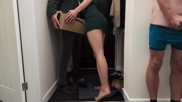 WSF-670 干老婆时快递员上门换他上阵！我在一边偷看他内射我老婆